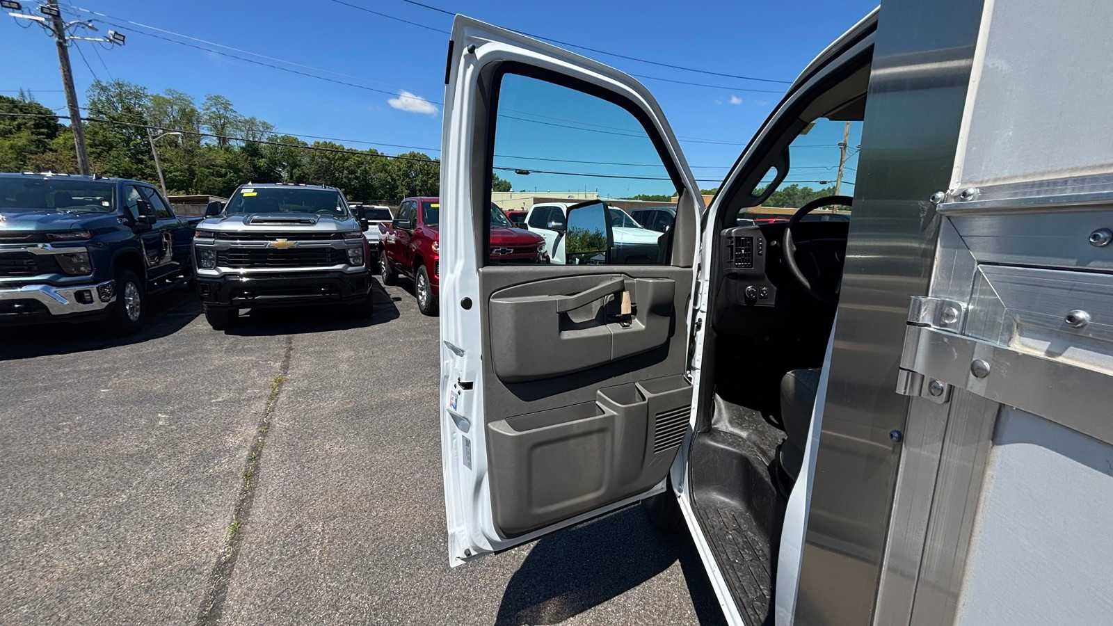 2025 Chevrolet Express Cutaway 3500 Base