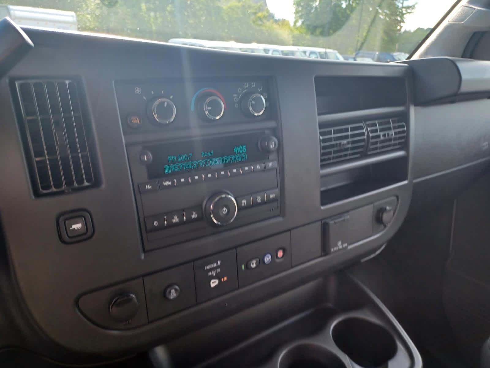 2025 Chevrolet Express Passenger 3500 1LS