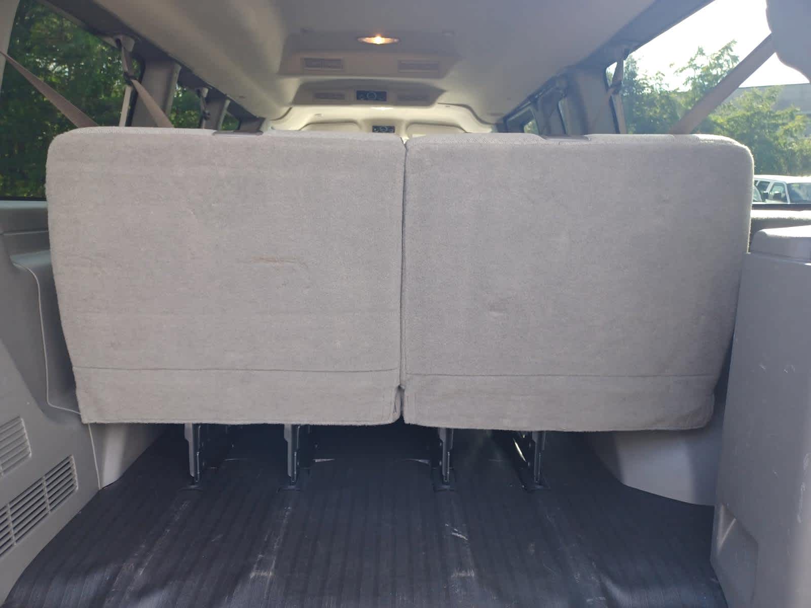 2025 Chevrolet Express Passenger 3500 1LS