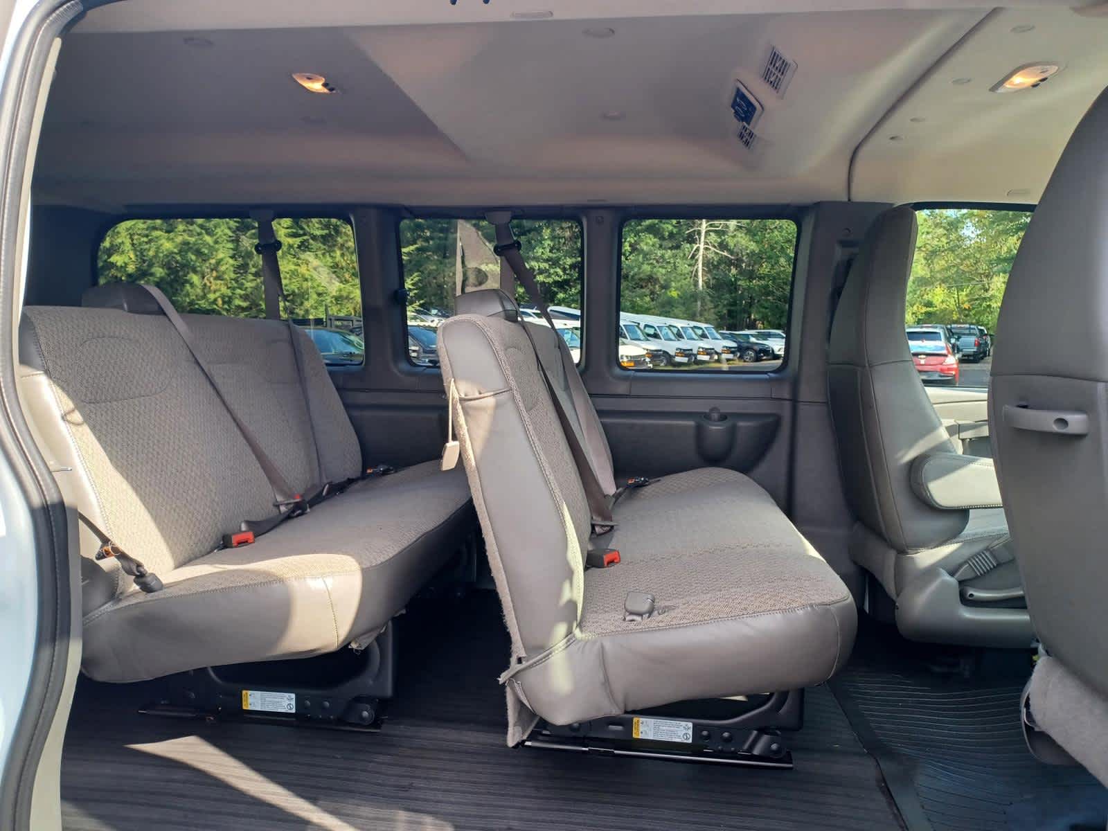 2025 Chevrolet Express Passenger 3500 1LS