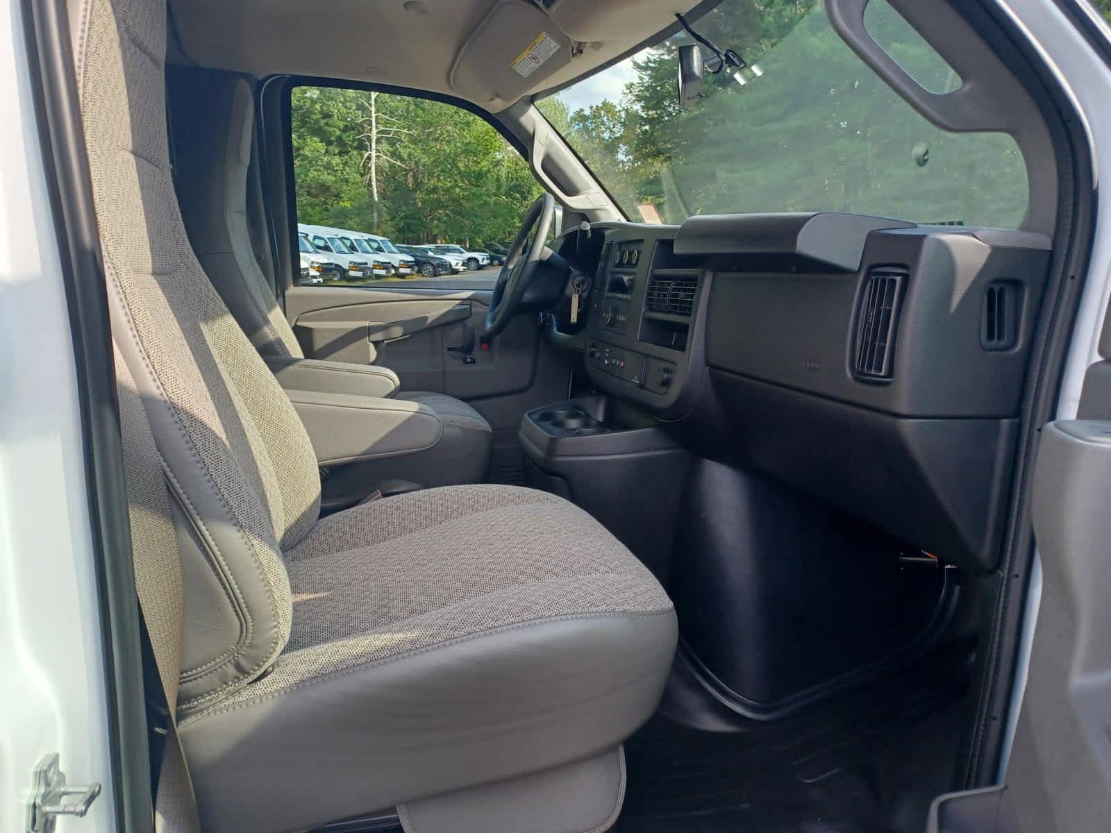 2025 Chevrolet Express Passenger 3500 1LS