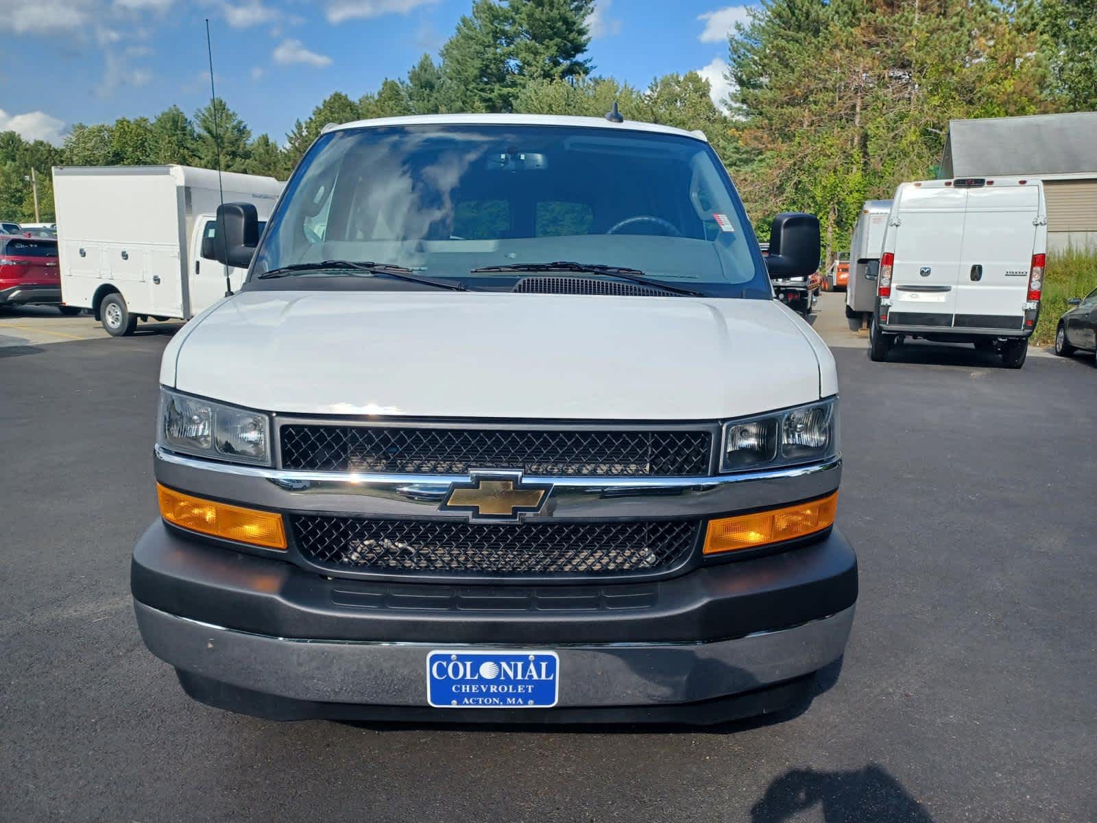 2025 Chevrolet Express Passenger 3500 1LS