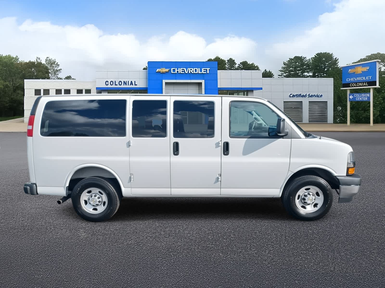 2025 Chevrolet Express Passenger 3500 1LS