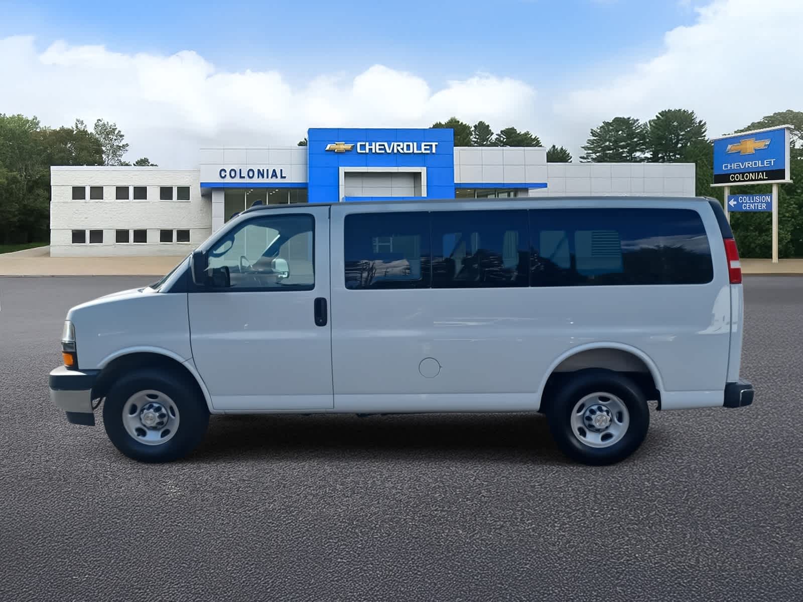 2025 Chevrolet Express Passenger 3500 1LS