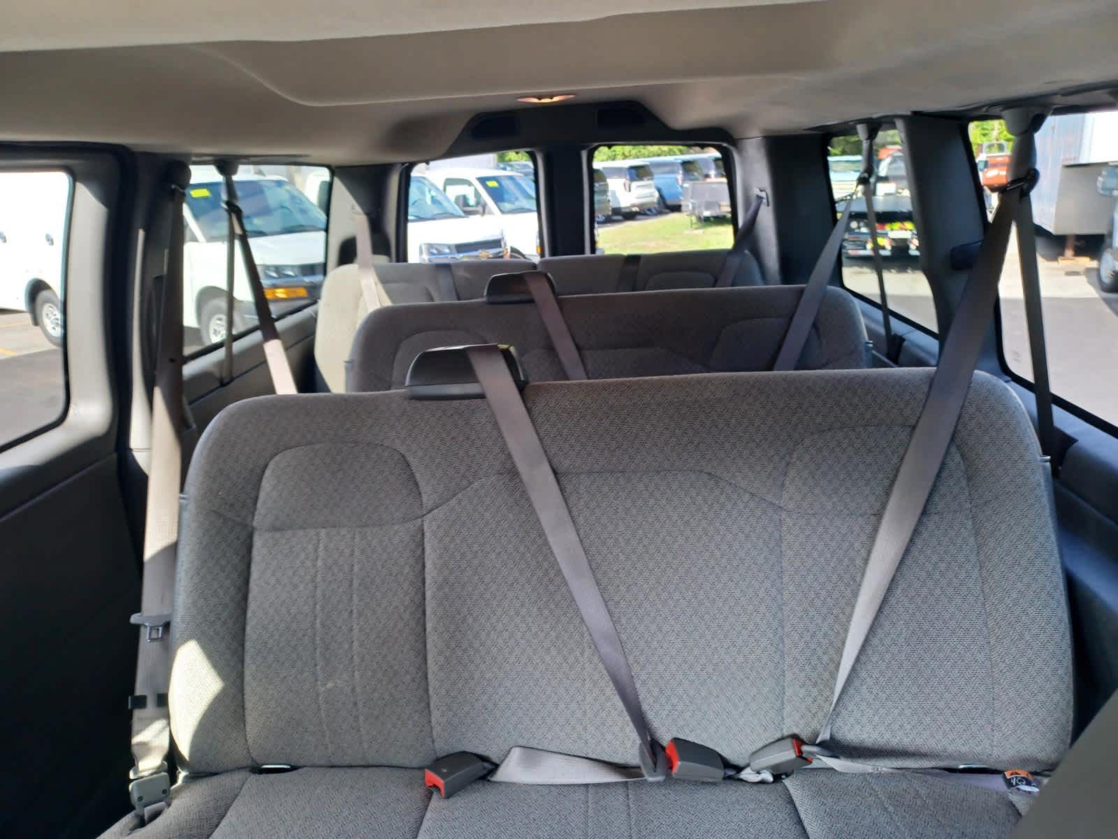 2025 Chevrolet Express Passenger 3500 1LS