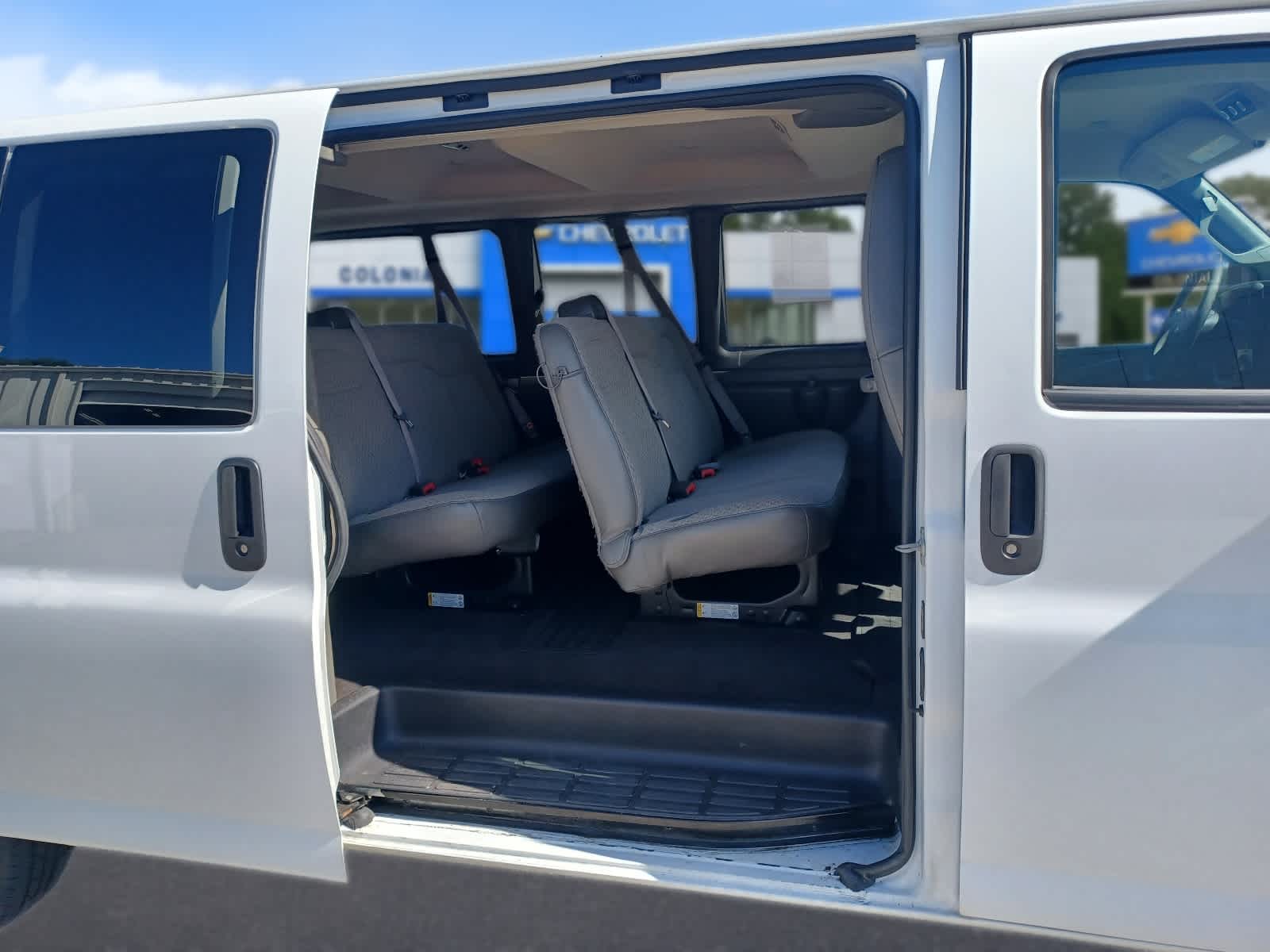 2025 Chevrolet Express Passenger 1LT