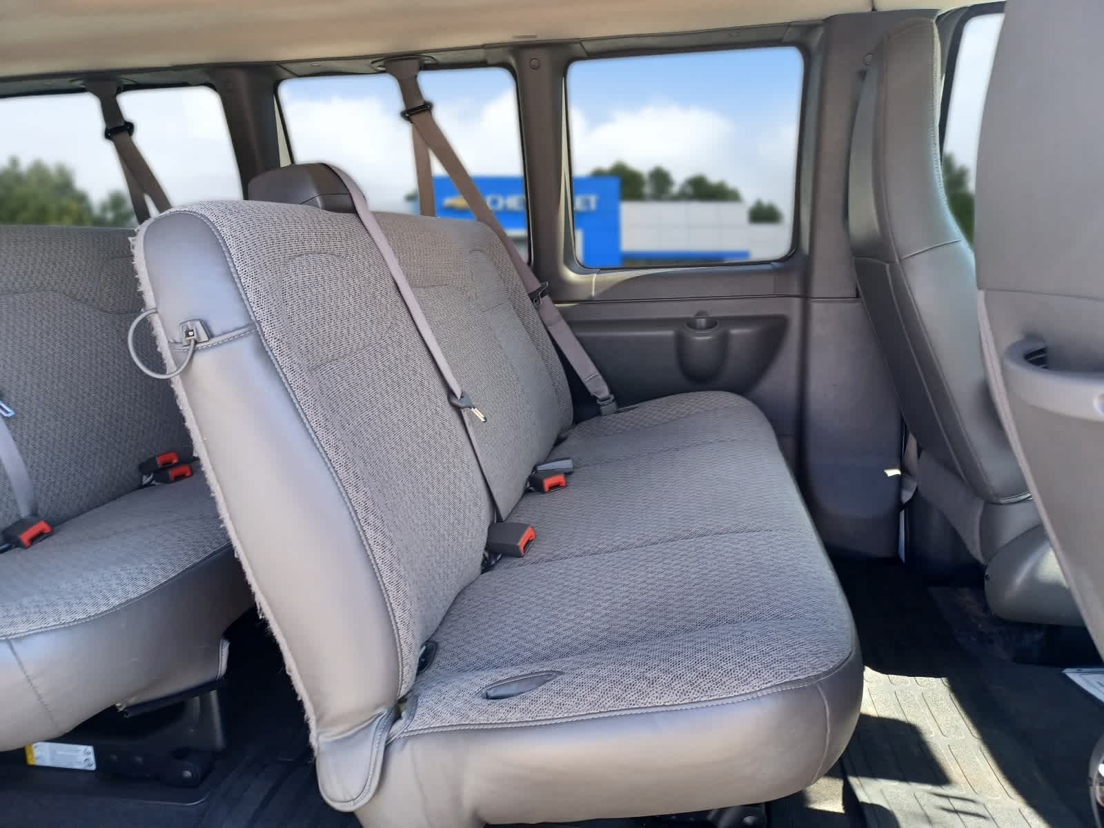 2025 Chevrolet Express Passenger 1LT