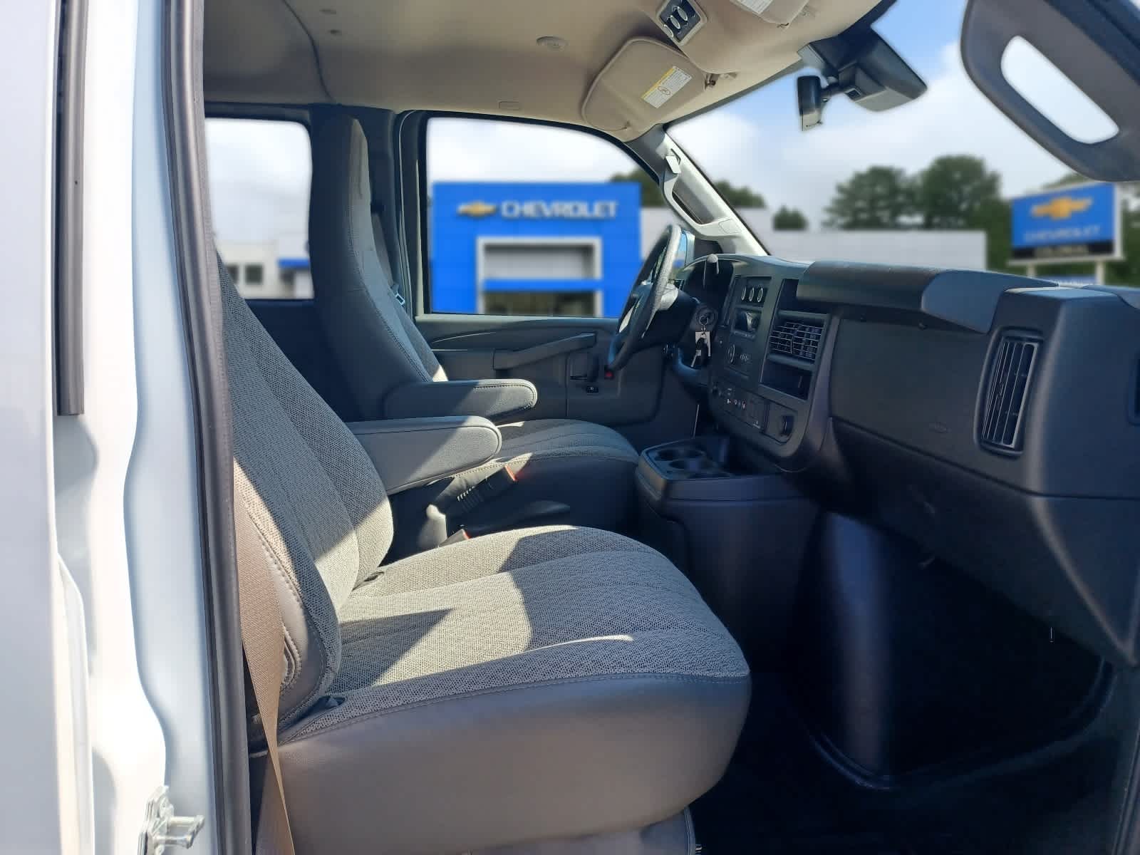 2025 Chevrolet Express Passenger 1LT