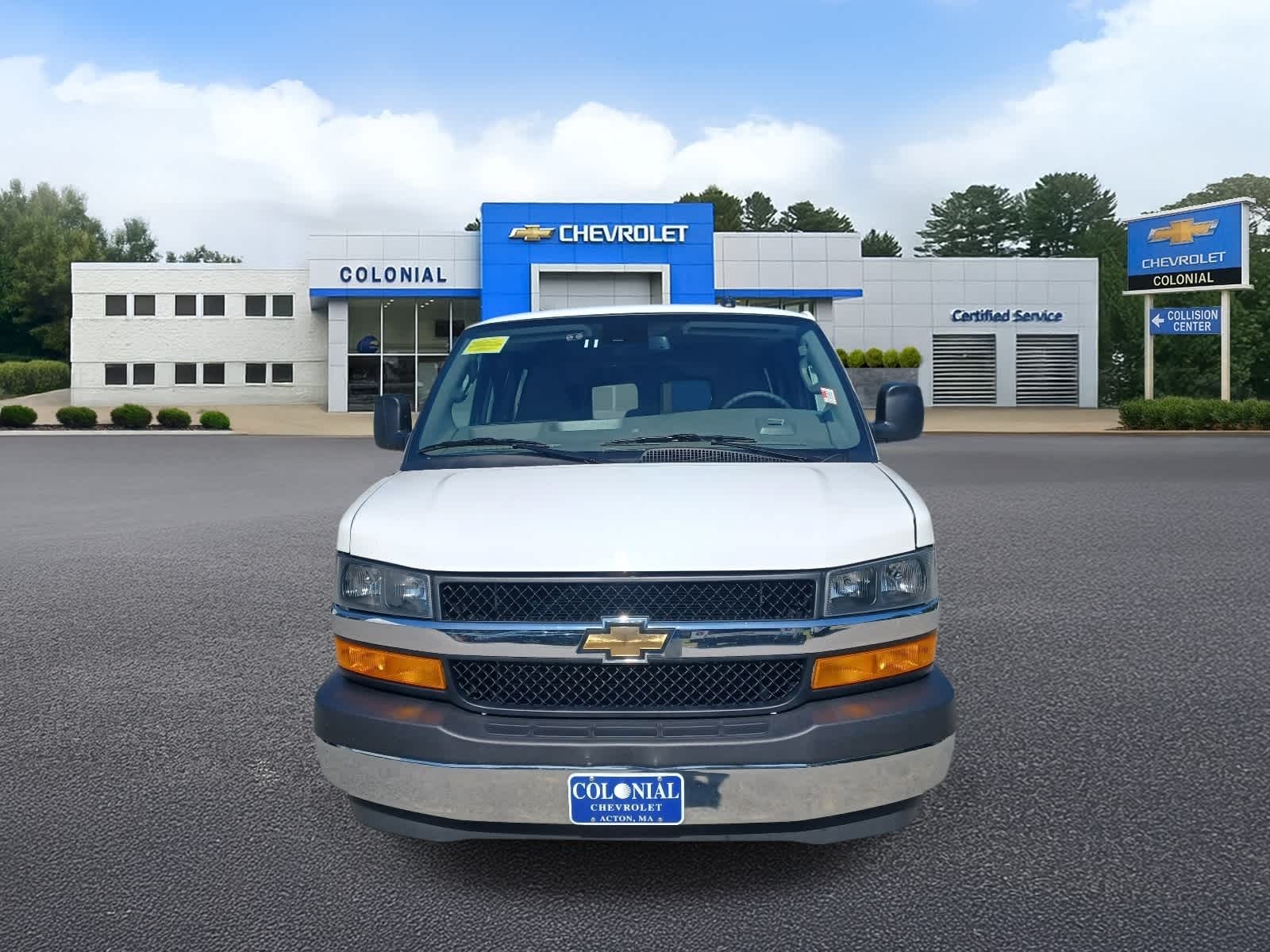 2025 Chevrolet Express Passenger 1LT