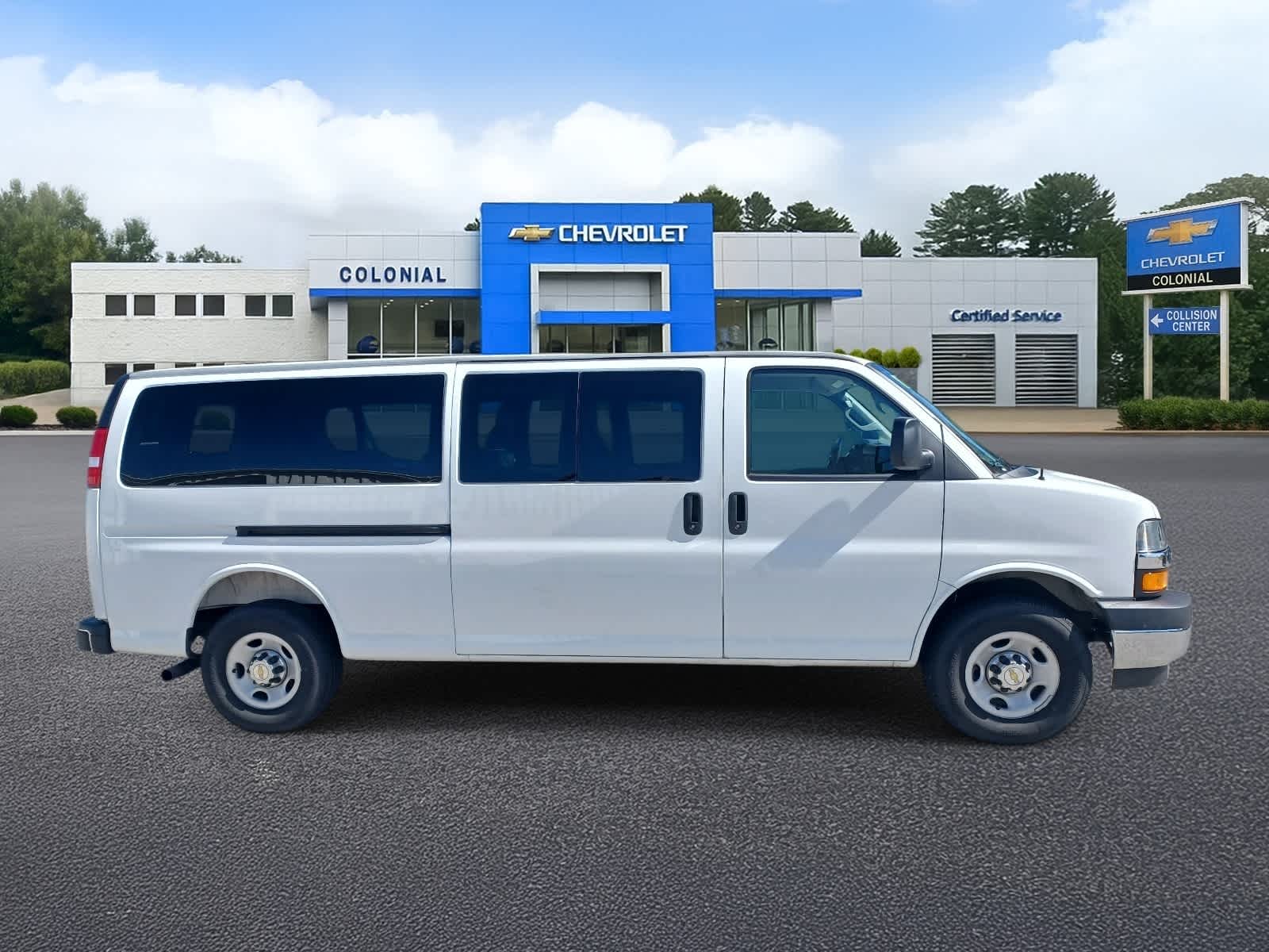 2025 Chevrolet Express Passenger 1LT