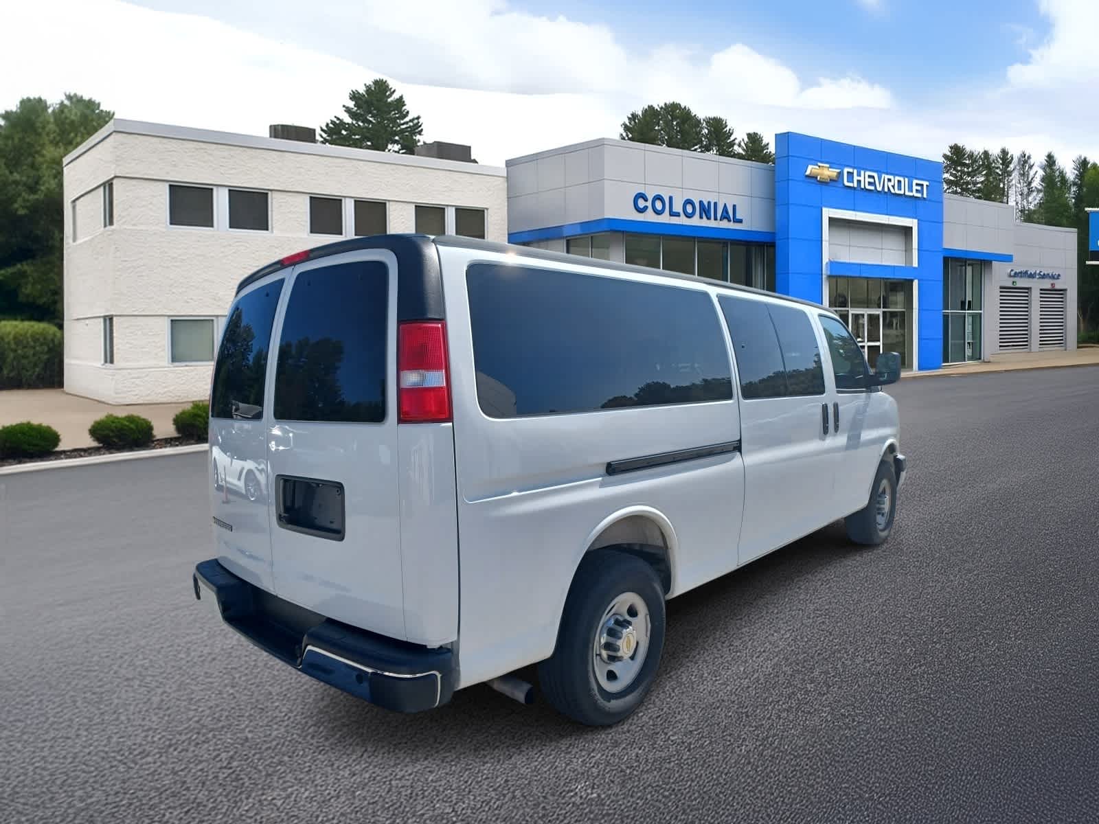 2025 Chevrolet Express Passenger 1LT