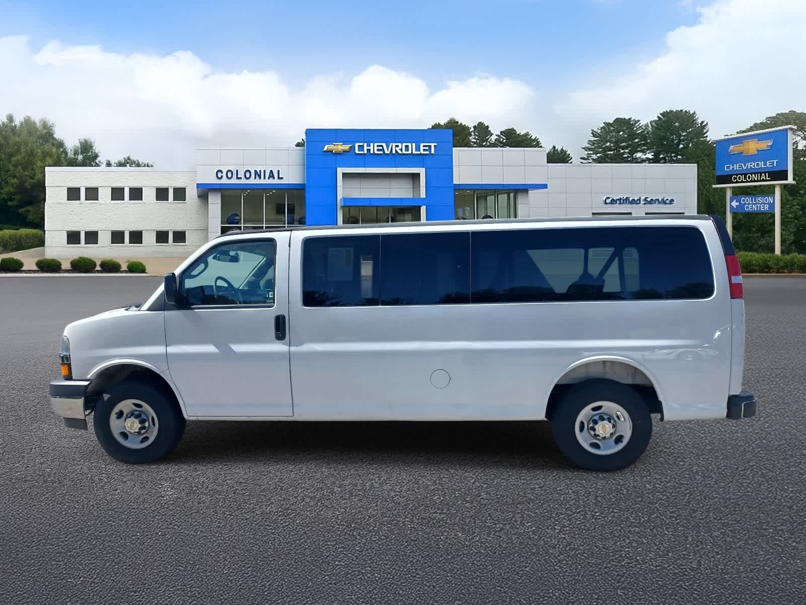 2025 Chevrolet Express Passenger 1LT
