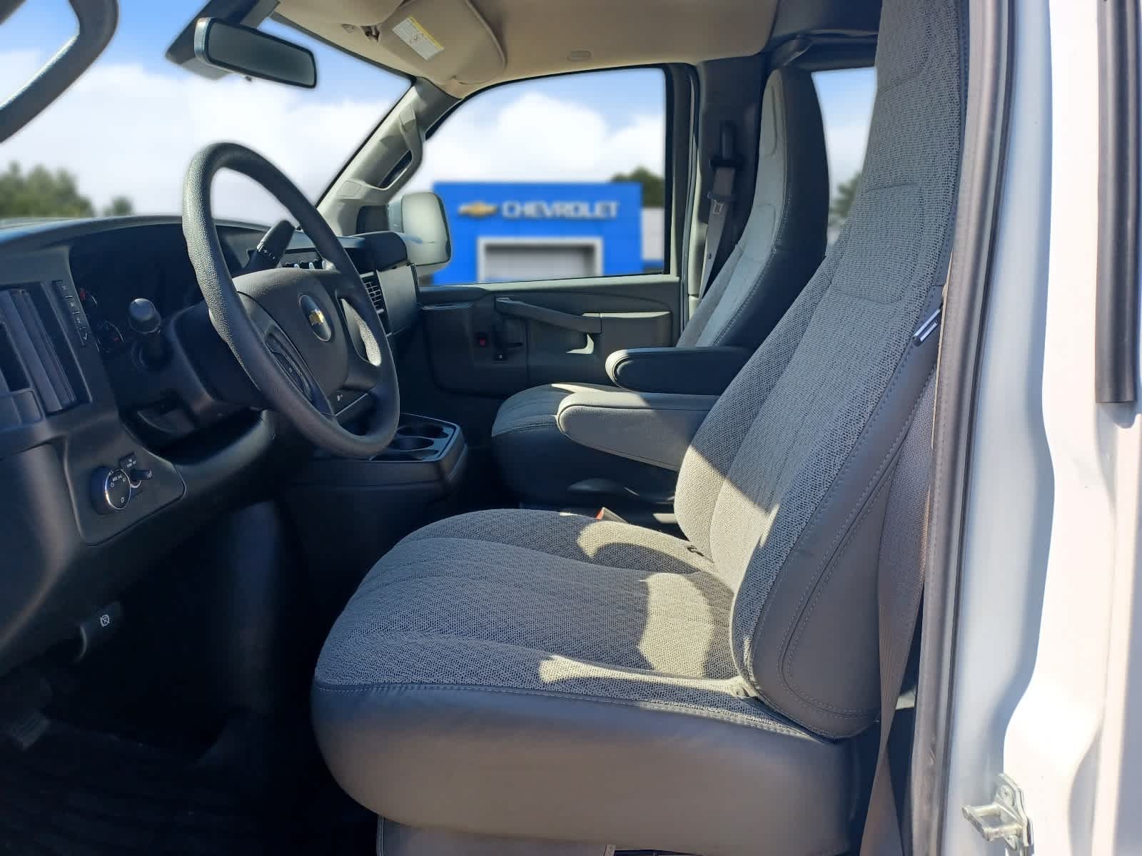 2025 Chevrolet Express Passenger 1LT