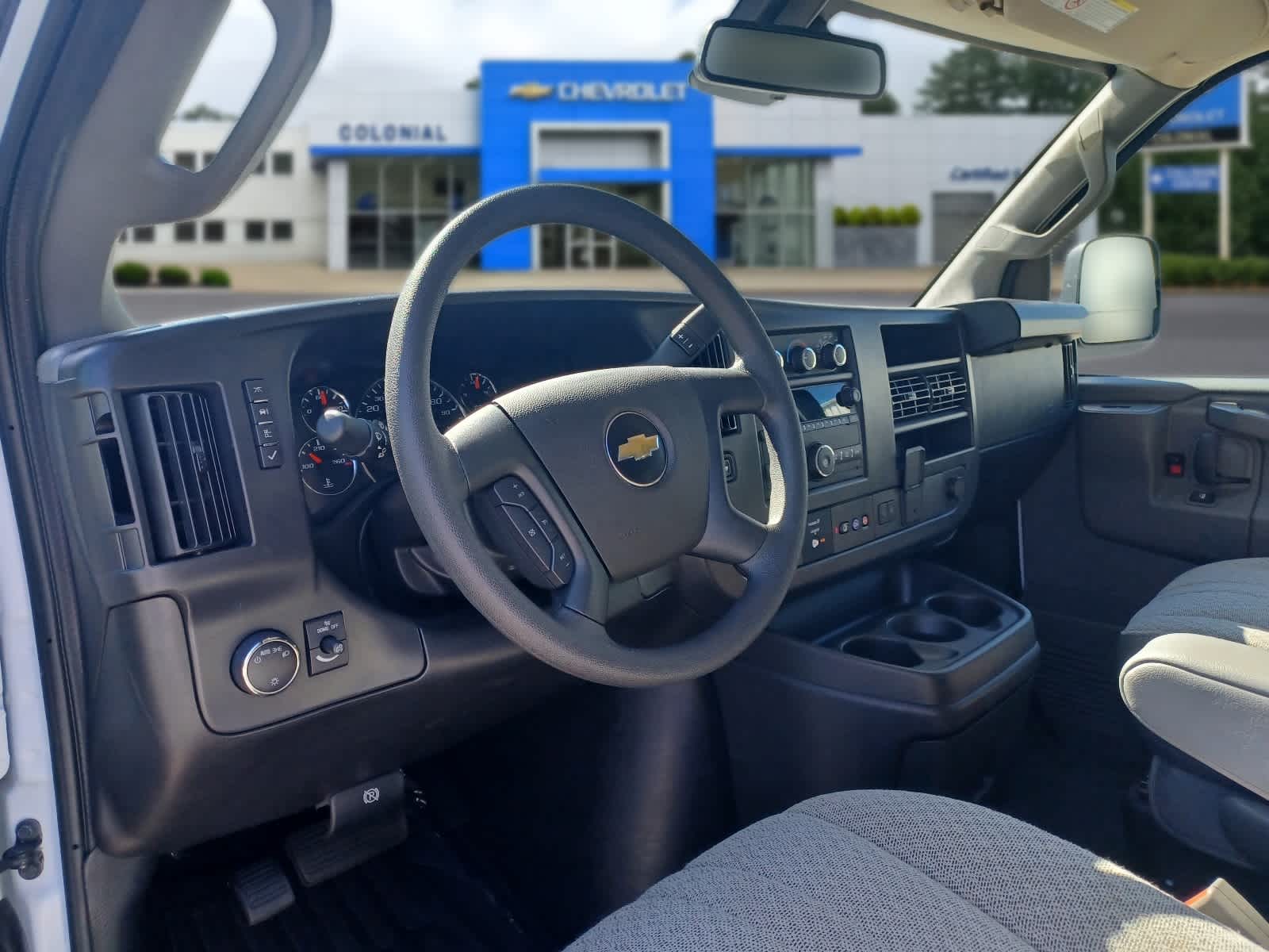 2025 Chevrolet Express Passenger 1LT