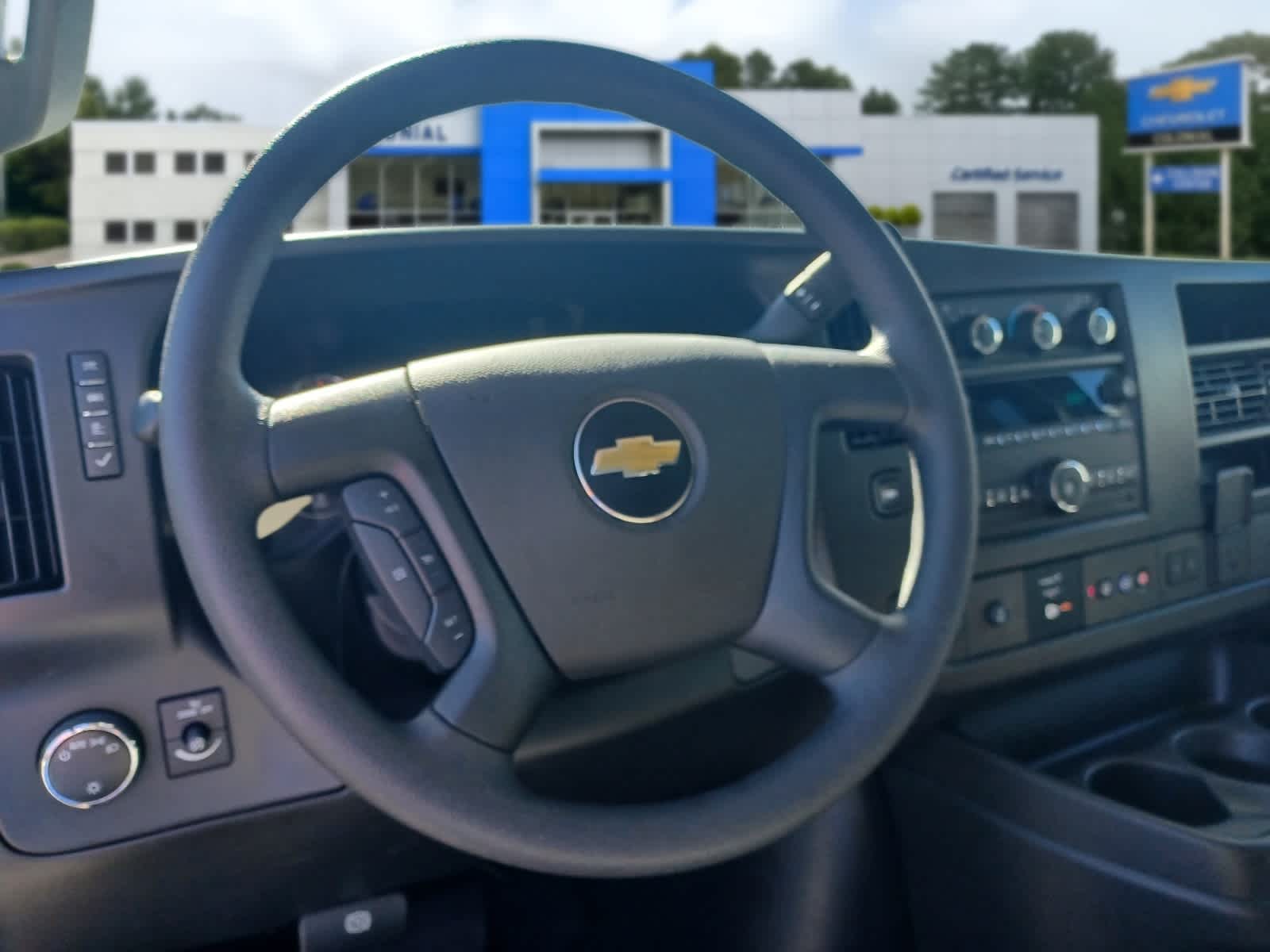 2025 Chevrolet Express Passenger 1LT