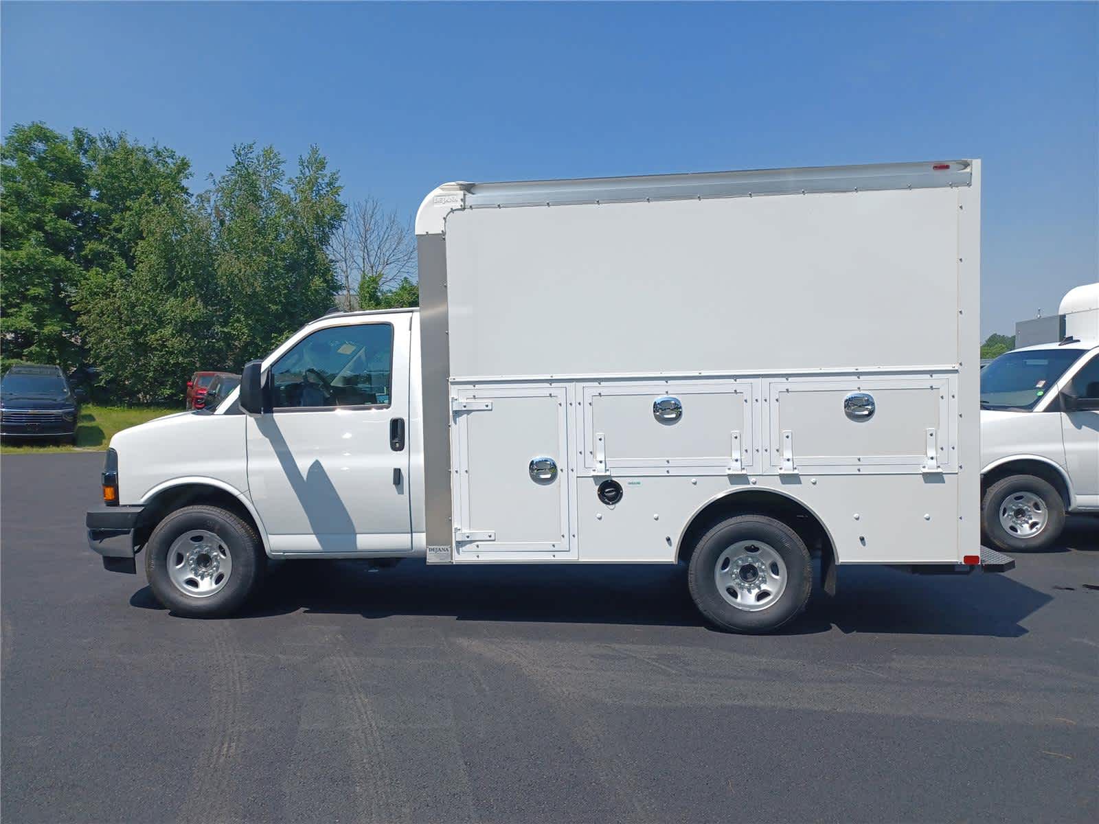 2025 Chevrolet Express Cutaway 3500 1WT